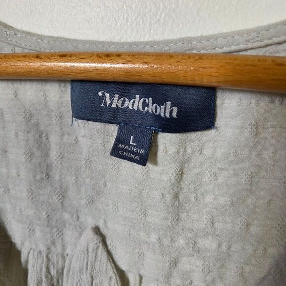 EUC MODCLOTH V NECK WITH SMALL BOW TIE BUTTONED BLOUSE TOP SIZE L - Picture 13 of 16